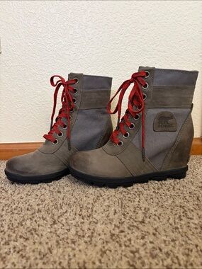 Sorel Women's Gray Wedge Lace-Up Boots with Red Laces